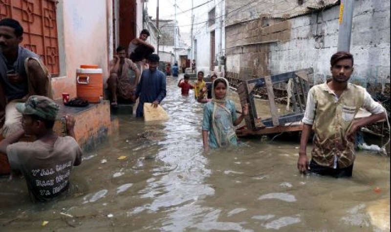 Проливни дъждове взеха най-малко 29 жертви в Пакистан, има срутени сгради и свлачища