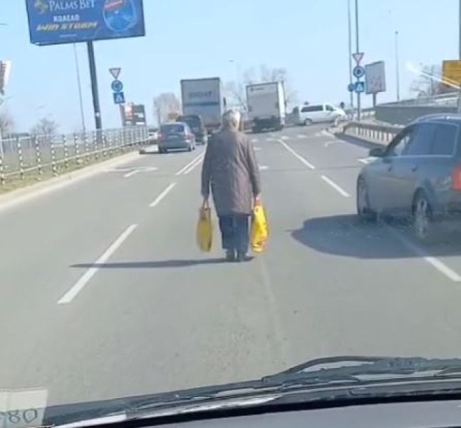 Жена върви в средата на оживен булевард в Пловдив