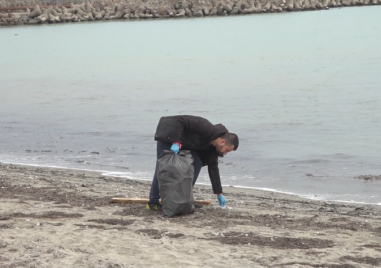 Празнична акция по почистване на морския бряг Жители от бургаския