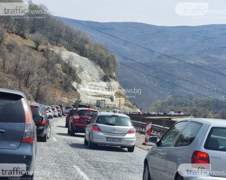 Интензивен трафик по главен път Е-79 в последния почивен ден