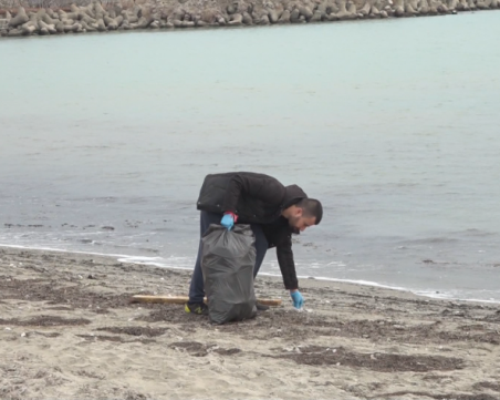 Огранизираха празнична акция по почистване на плажа в 