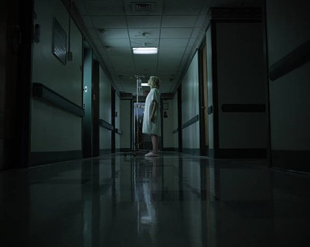 Въоръжена жена се барикадира в болница в Германия