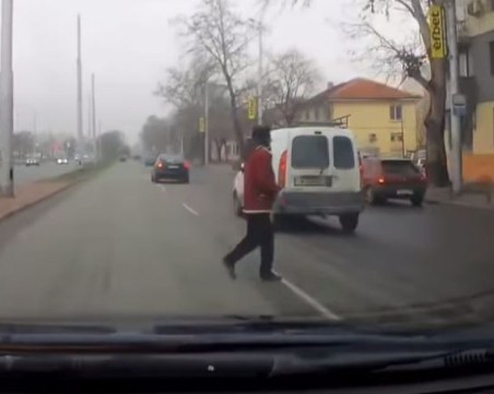 Безразсъдно! Пешеходец се втурна да пресича пред кола в Пловдив