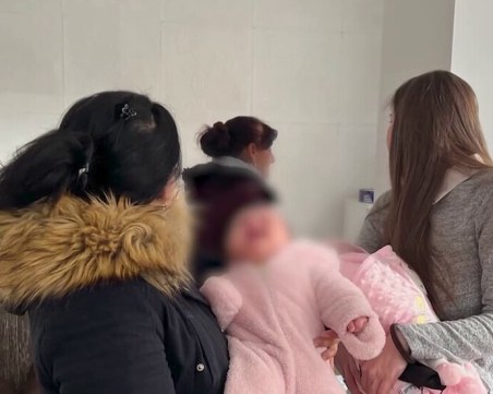 Едно от семействата на разменените бебета осъди 