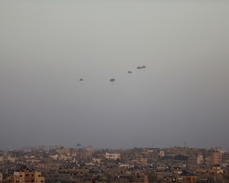 САЩ пуснаха от въздуха 36 хиляди пакета храна над ивицата Газа