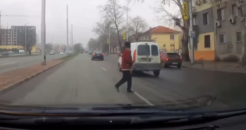 Безразсъдно! Пешеходец се втурна да пресича пред кола в Пловдив