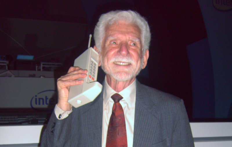На този ден: Компанията Моторола представя първия в света преносим клетъчен телефон