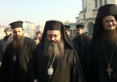 Двама от членовете на  Светия синод Варненския и