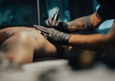 Докато татуировките продължават да бъдат тенденция по която се увличат