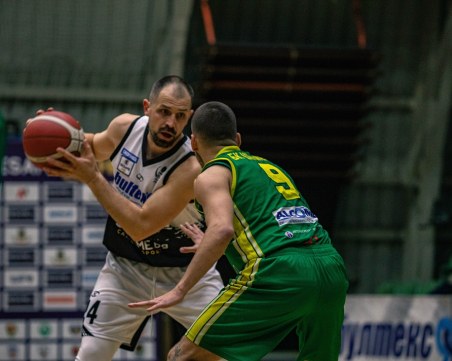 Академик записа първа победа във Втората шестица