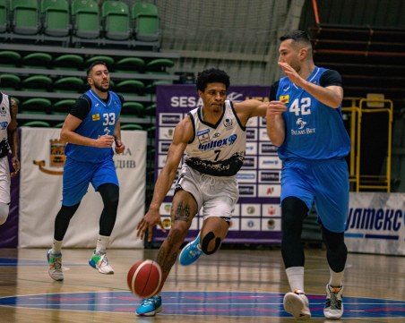 Академик търси първа победа във Втората шестица