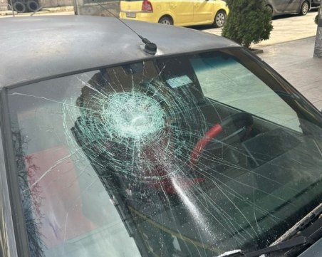Разбиха колата на млада пловдивчанка в Кючука