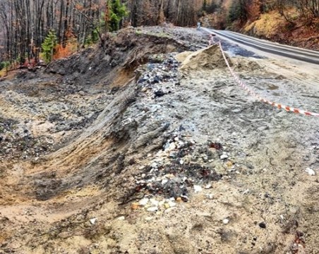 Свлачище заплашва да прекъсне единствения път до пазарджишко село