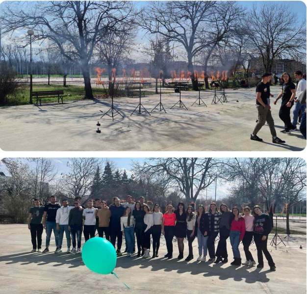 Абитуриенти от Езикова гимназия Пловдив поканиха на бала класния си