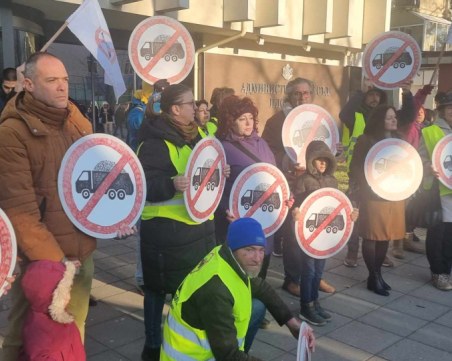 Граждани влизат в делото на 