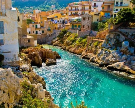 Опустошен град, в който се продаваха къщи за $1, вече е неузнаваем