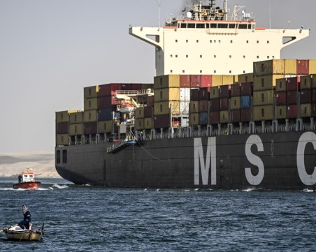 Трима моряци загинаха на кораб, поразен с ракети от хутите