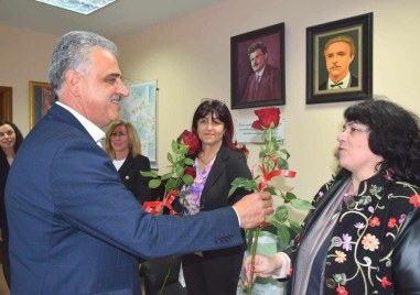 Кметът Димитър Иванов подари 80 красиви рози на дамите в