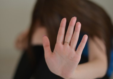 Задържаха непълнолетен след нападение над млада жена в Пловдив Според