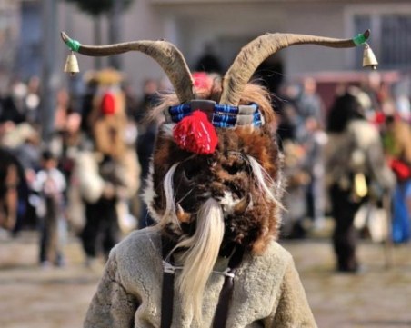 Над 1500 кукери гонят злото в Лаута