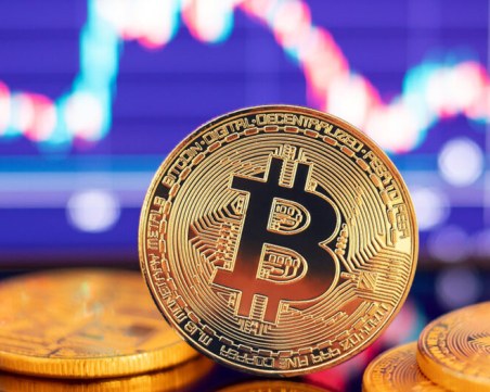 Биткойнът прекоси за кратко границата от 70 хил. долара