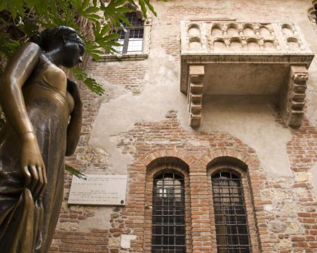 Бюстът на статуята на Жулиета във Верона е повреден от туристи