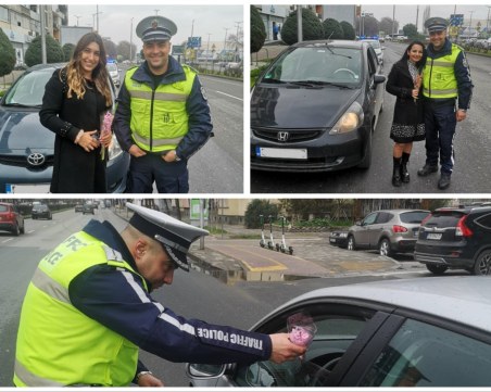 Десетки шофьорки получиха цветя от екипи на сектор „Пътна полиция