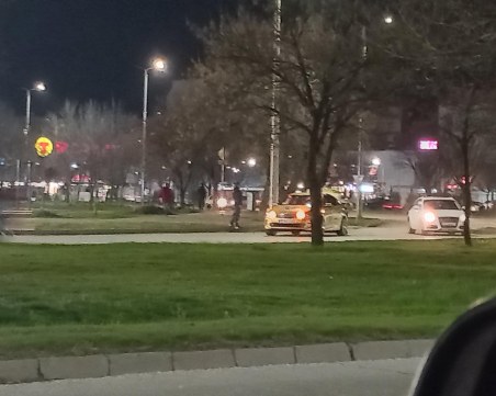 Катастрофа с такси на оживено кръгово в Пловдив
