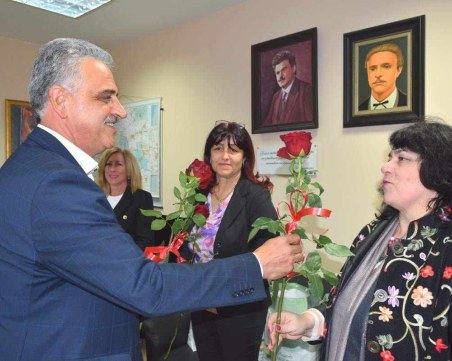 Кметът Димитър Иванов подари 80 рози на дамите в Община Марица и връчи награди