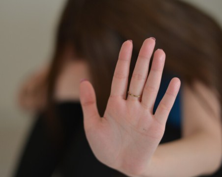 Непълнолетен нападна млада жена в центъра на Пловдив, опита да я ограби