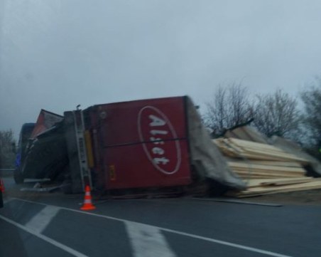 Тир се обърна на пътя Пловдив-Пазарджик
