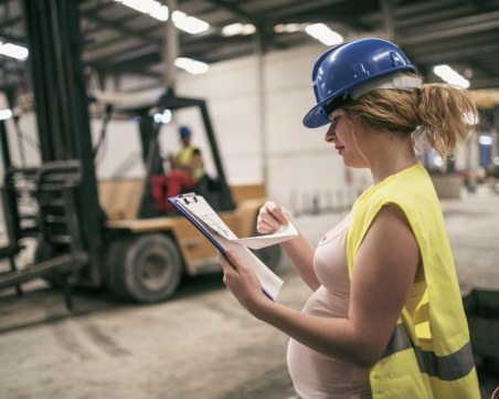 В кои сектори жените получават по-високи заплати от мъжете