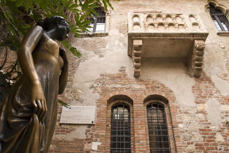 Бюстът на статуята на Жулиета във Верона е повреден от туристи