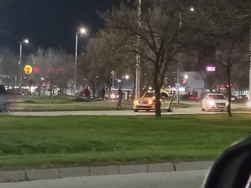 Катастрофа с такси на оживено кръгово в Пловдив