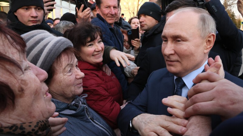 Руският президент Владимир Путин подписа указ за помилване на 52