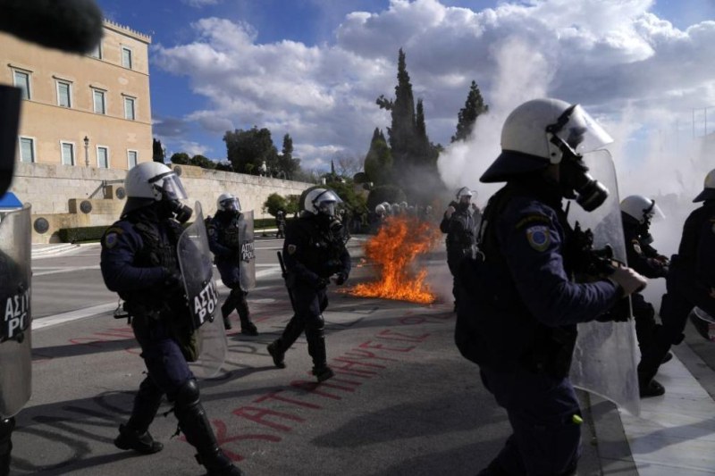 Сблъсъци между полиция и протестиращи студенти в Атина, има ранени и задържани
