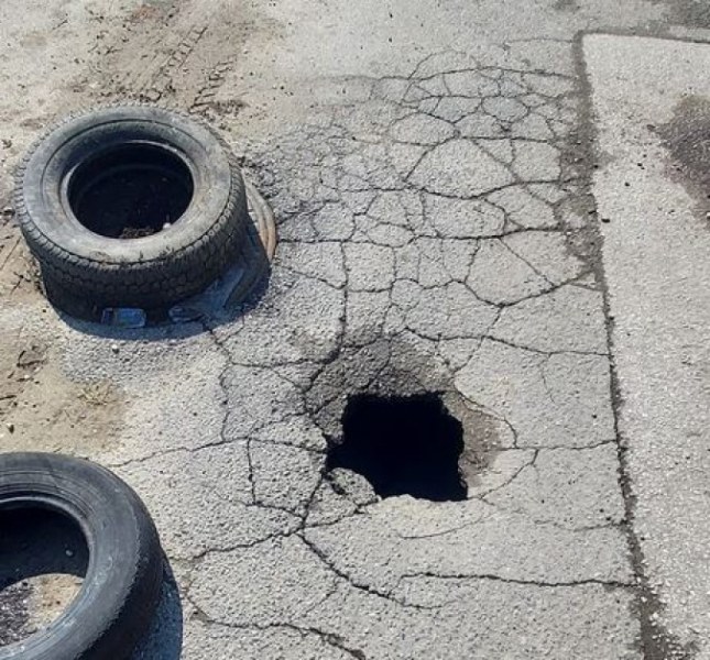 Стари гуми предупреждават за голяма дупка на улица в Пловдив
