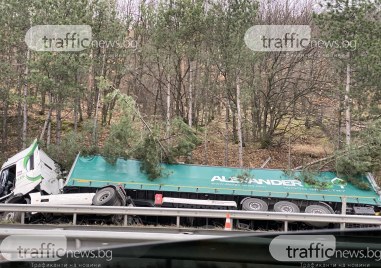 Камион се обърна на АМ Тракия съобщиха читатели на TrafficNews