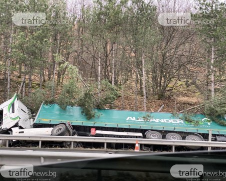 Камион се обърна на АМ „Тракия