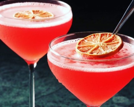 Коктейл Jasmine - модерна класика с нежно име, примамлив цвят и тръпчиви нотки