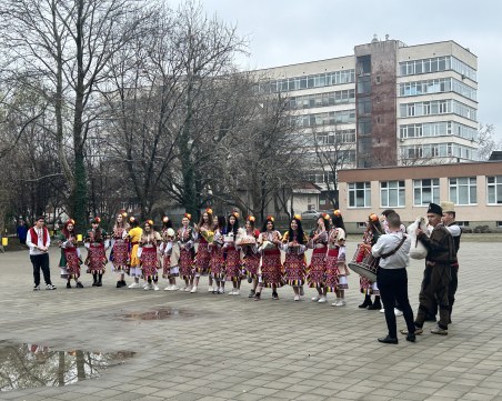Навръх 8 март: С гайди и народни носии зрелостници от ПГХТТ поканиха класната си на бала