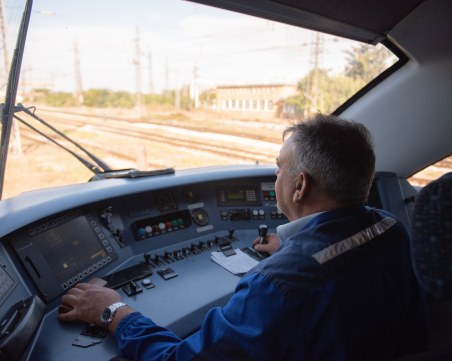 Oколо 150 пенсионери карат влакове у нас