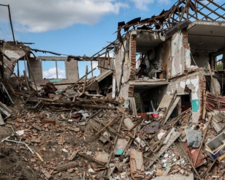 Ранено дете и загинал младеж след руски обстрел в Херсон, бомба падна до жилищен блок