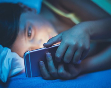 Смартфоните – новите биберони, заспиването с него може да е опасно за децата