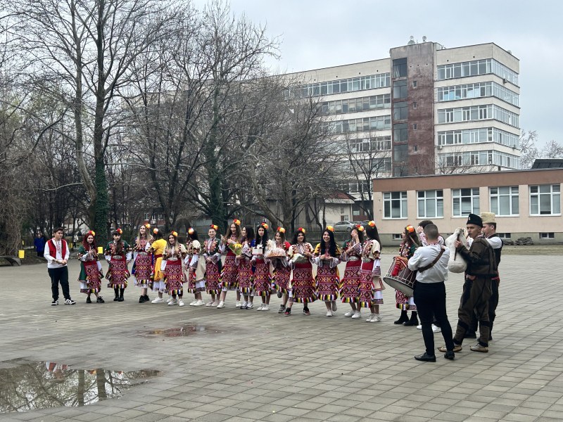 Навръх 8 март: С гайди и народни носии зрелостници от ПГХТТ поканиха класната си на бала