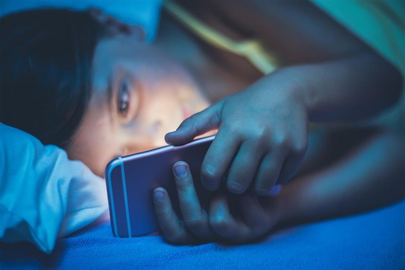 Смартфоните – новите биберони, заспиването с него може да е опасно за децата