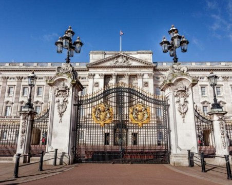 Автомобил се блъсна в портите на Бъкингамския дворец