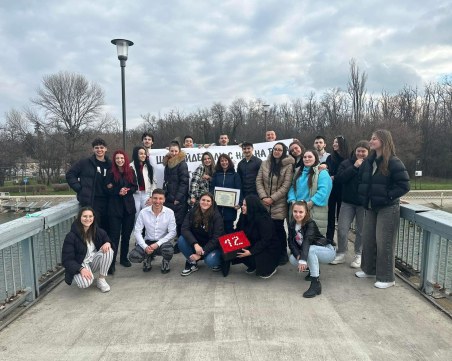 Троен празник за преподавателка от ПГХТТ: Абитуриенти я поканиха на бала навръх нейния рожден ден и 8 март