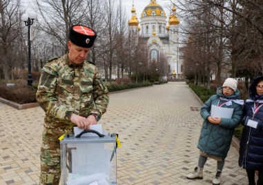 Русия провежда президентски избори които трябва да дадат на президента