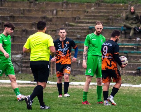 Фен удари съдията по време на футболен мач в Стамболийски